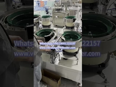 Hai Vibratory Bowl Feeders chuyển các bộ phận với nhau